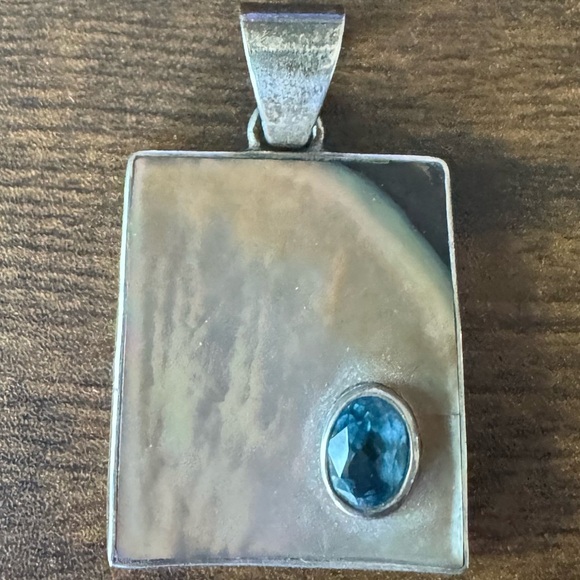 Mother of Pearl and Blue Topaz Abalone Shell Silver Pendant - Picture 5 of 7